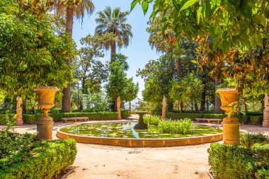 İspanya 'nın Granada kentindeki Carmen de los Martire bahçelerindeki çeşme