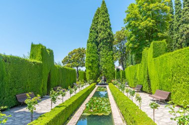 Granada, İspanya 'daki Generalife bahçelerinde Jardines bajos