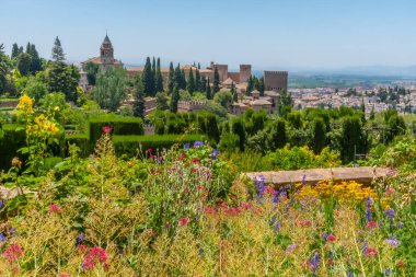 Alhambra, İspanya 'nın Granada kentindeki Generalife bahçelerinden izleniyor.