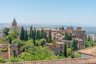 Alhambra, İspanya 'nın Granada kentindeki Generalife bahçelerinden izleniyor.