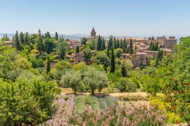 Alhambra, İspanya 'nın Granada kentindeki Generalife bahçelerinden izleniyor.