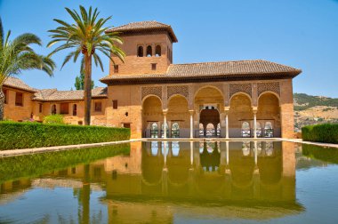 El Partal ve Torre de las Damas Granada, İspanya 'daki Alhambra kalesinin içinde.