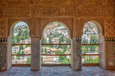 Albaicin ilçesi, İspanya 'nın Granada kentindeki Alhambra Sarayı' ndaki Torre de las damas 'ın süslü pencerelerinden görülüyor.