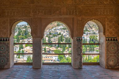 Albaicin ilçesi, İspanya 'nın Granada kentindeki Alhambra Sarayı' ndaki Torre de las damas 'ın süslü pencerelerinden görülüyor.