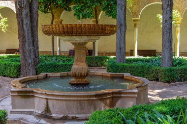 İspanya, Granada 'daki Nasrid Sarayı' ndaki Çeşme.