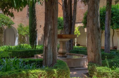 İspanya Granada 'daki Nasrid Sarayı' ndaki Lindaraja bahçesi.