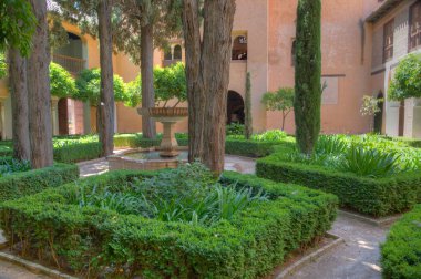 İspanya Granada 'daki Nasrid Sarayı' ndaki Lindaraja bahçesi.