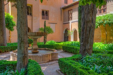 İspanya Granada 'daki Nasrid Sarayı' ndaki Lindaraja bahçesi.