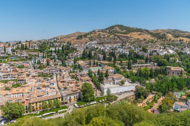 Sacromonte tepesi İspanya 'nın Granada kentindeki Alhambra kalesinden görülüyor.