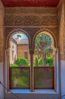 Lindaraja bahçesi İspanya 'nın Granada kentindeki Nasrid Sarayı' nın penceresinden görülüyor.