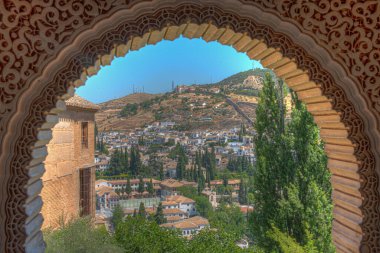 Albaicin bölgesi, İspanya 'nın Granada kentindeki Alhambra Sarayı' ndaki Nasrid Sarayı 'nın süslü pencerelerinden görülüyor.