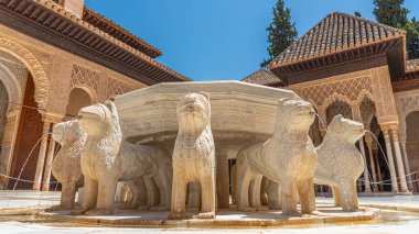 İspanya Granada 'daki Nasrid Alhambra Kalesi' nin içindeki Patio de los Leones.