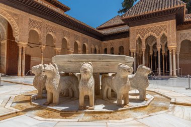 İspanya Granada 'daki Nasrid Alhambra Kalesi' nin içindeki Patio de los Leones.