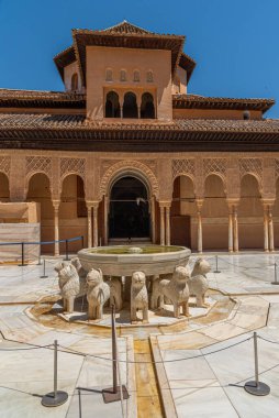 İspanya Granada 'daki Nasrid Alhambra Kalesi' nin içindeki Patio de los Leones.