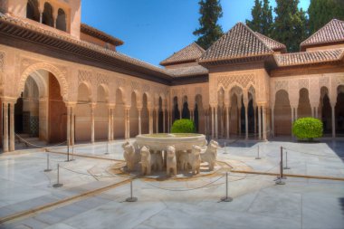 İspanya Granada 'daki Nasrid Alhambra Kalesi' nin içindeki Patio de los Leones.