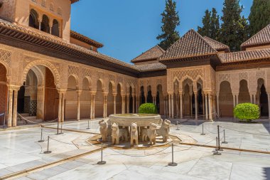 İspanya Granada 'daki Nasrid Alhambra Kalesi' nin içindeki Patio de los Leones.