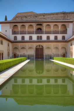 Alhambra, Granada, İspanya 'daki Nasrid Sarayı' nın içindeki Patio de los Arrayanes.