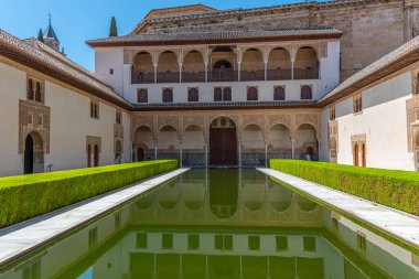 Alhambra, Granada, İspanya 'daki Nasrid Sarayı' nın içindeki Patio de los Arrayanes.