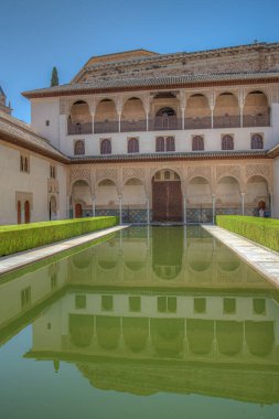 Alhambra, Granada, İspanya 'daki Nasrid Sarayı' nın içindeki Patio de los Arrayanes.