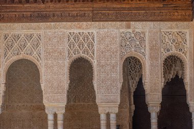İspanya, Granada 'daki Alhambra Sarayı' nın içindeki süsler.