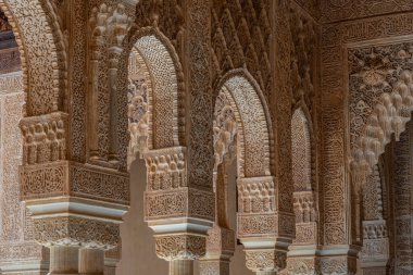 İspanya, Granada 'daki Alhambra Sarayı' nın içindeki süsler.