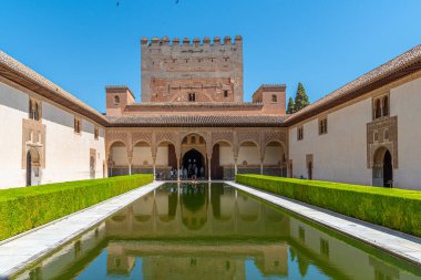 Alhambra, Granada, İspanya 'daki Nasrid Sarayı' nın içindeki Patio de los Arrayanes.