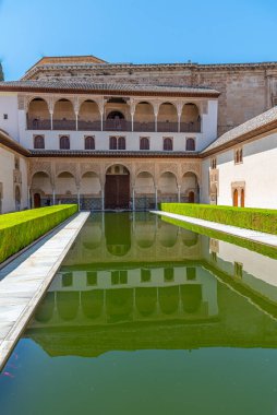 Alhambra, Granada, İspanya 'daki Nasrid Sarayı' nın içindeki Patio de los Arrayanes.