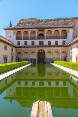 Alhambra, Granada, İspanya 'daki Nasrid Sarayı' nın içindeki Patio de los Arrayanes.