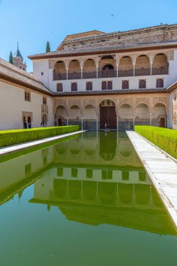 Alhambra, Granada, İspanya 'daki Nasrid Sarayı' nın içindeki Patio de los Arrayanes.