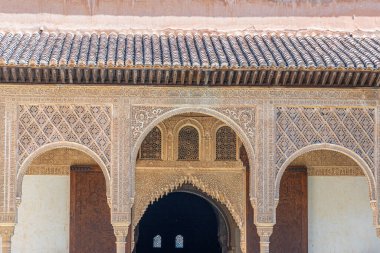 İspanya, Granada 'daki Alhambra Sarayı' nın içindeki süsler.