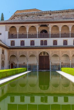 Alhambra, Granada, İspanya 'daki Nasrid Sarayı' nın içindeki Patio de los Arrayanes.