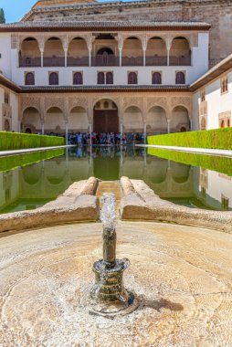 Alhambra, Granada, İspanya 'daki Nasrid Sarayı' nın içindeki Patio de los Arrayanes.