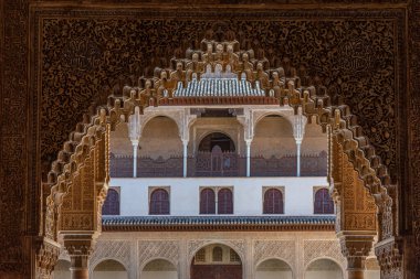 İspanya, Granada 'daki Alhambra Sarayı' nın içindeki süsler.