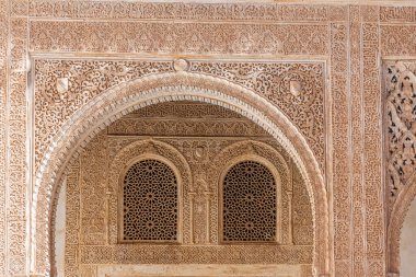 Granada, İspanya 'daki Alhambra Sarayı' nın içindeki Patio del cuarto dorado.