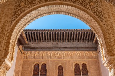 İspanya, Granada 'daki Alhambra Sarayı' nın içindeki süsler.