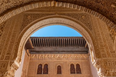 İspanya, Granada 'daki Alhambra Sarayı' nın içindeki süsler.