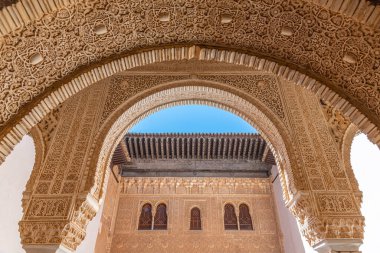 İspanya, Granada 'daki Alhambra Sarayı' nın içindeki süsler.
