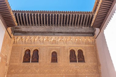 İspanya, Granada 'daki Alhambra Sarayı' nın içindeki süsler.