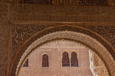 İspanya, Granada 'daki Alhambra Sarayı' nın içindeki süsler.