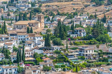 Alhambra Kalesi, İspanya 'dan Granada' daki Albaicin Mahallesi 'nin havadan görünüşü