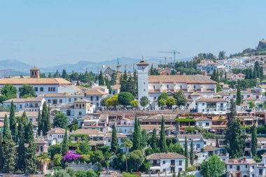 İnsanlar Alhambra 'ya Granada, İspanya' daki San Nicolas bakış açısından hayran.