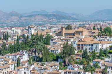Alhambra Kalesi, İspanya 'dan Granada' daki Albaicin Mahallesi 'nin havadan görünüşü