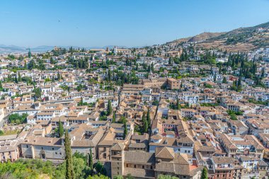 Alhambra Kalesi, İspanya 'dan Granada' daki Albaicin Mahallesi 'nin havadan görünüşü