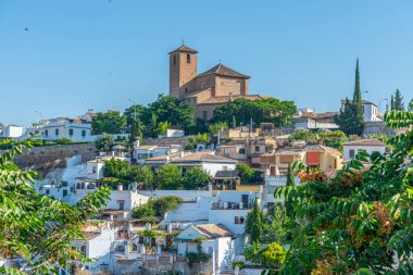 Albaisin Panoraması İspanya 'nın Granada kentindeki San Nicolas kilisesinin egemenliğinde.