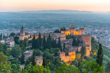 İspanya, Granada 'daki Alhambra kalesinin gün batımı manzarası