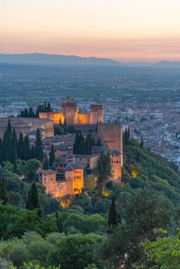 İspanya, Granada 'daki Alhambra kalesinin gün batımı manzarası