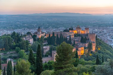 İspanya, Granada 'daki Alhambra kalesinin gün batımı manzarası