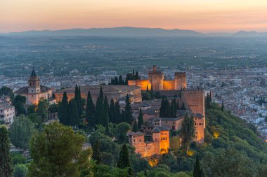 İspanya, Granada 'daki Alhambra kalesinin gün batımı manzarası