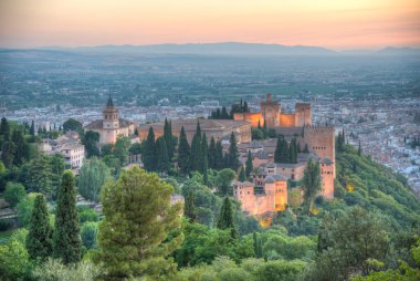 İspanya, Granada 'daki Alhambra kalesinin gün batımı manzarası