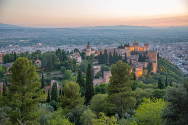 İspanya, Granada 'daki Alhambra kalesinin gün batımı manzarası